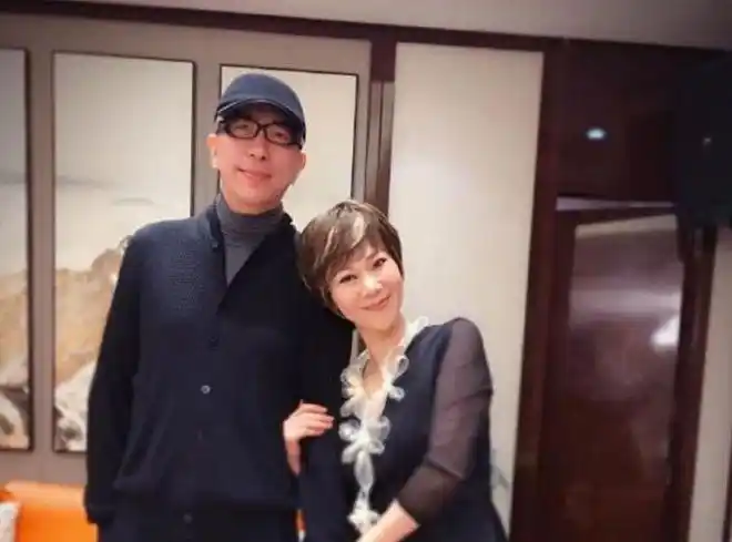 李楠比施之皓小了整整23岁,当时两人在一起遭到了各界的质疑,但是两人