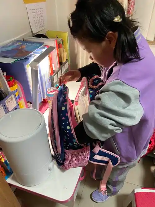 家务劳动小能手:穆雨萱自己收拾书包