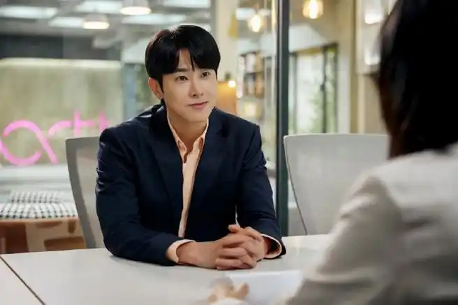 郑允浩打造了新剧《race》中实现理想的ceo徐东勋(音译),用完美的西装