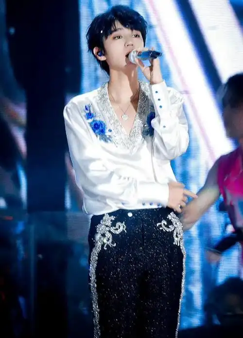 王俊凯超话#王俊凯又幸福了#和偶像在一起合作是真的很开心呢.