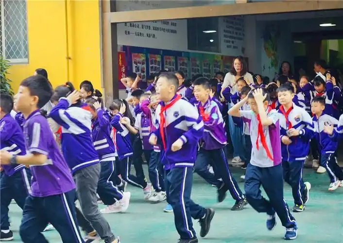 小学部由华蕾校长发表讲话:平时认真对待每一次演练,当危险来临时就能