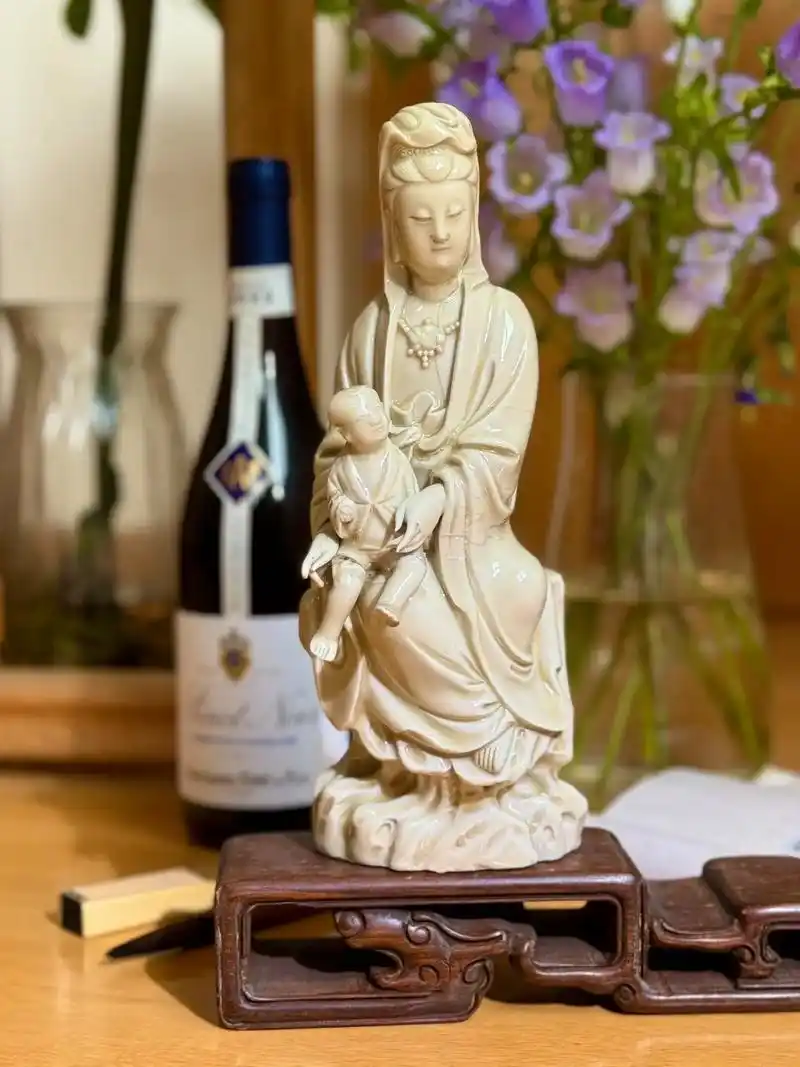 明末清初德化送子观音像,德化窑素来以白瓷雕塑神佛像著称,而观 - 抖