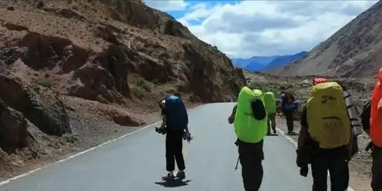 川藏线上的穷游女举的牌子上写着求rb到底是什么意思