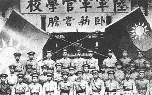 黄埔军校毕业的学员合影