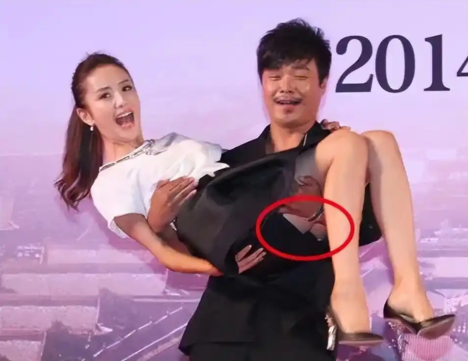 陈思诚公主抱佟丽娅,却不料让佟丽娅春光乍现,网友:难怪会离婚