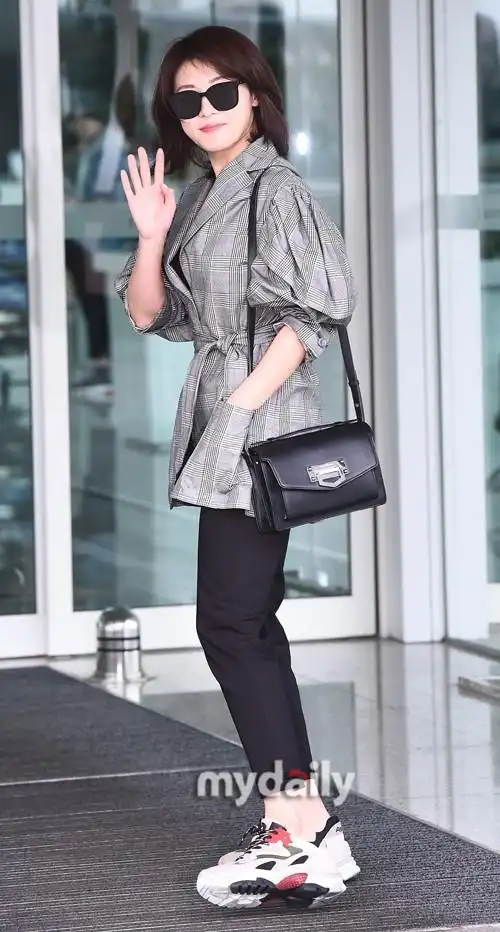 组图:河智苑现身机场飞往俄罗斯 短发凸显飒爽气质