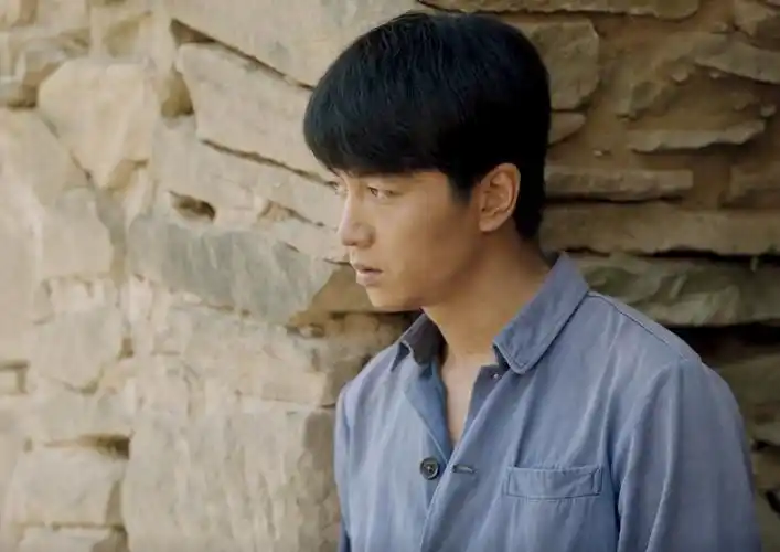 《人生之路》改编极大,不愿脱下长衫的高加林,变成励志农村青年_腾讯