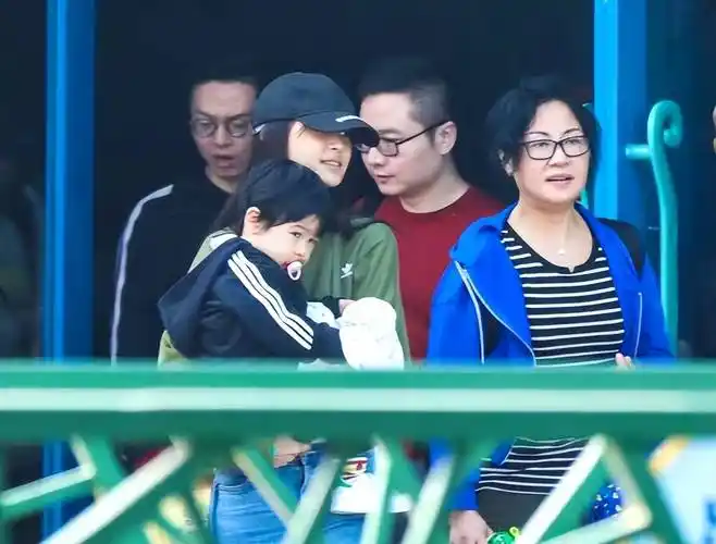 孩子蹦蹦跳跳闲不住,身高猛长到妈妈胸口_黄晓明_baby_海绵