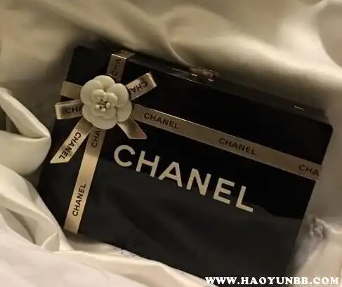 香奈儿的标志,也就是说会印有"chanel"的标志,黑色的包装盒上面有些