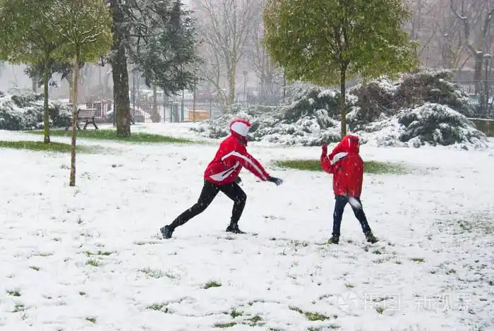 下雪时孩子们在公园打雪仗