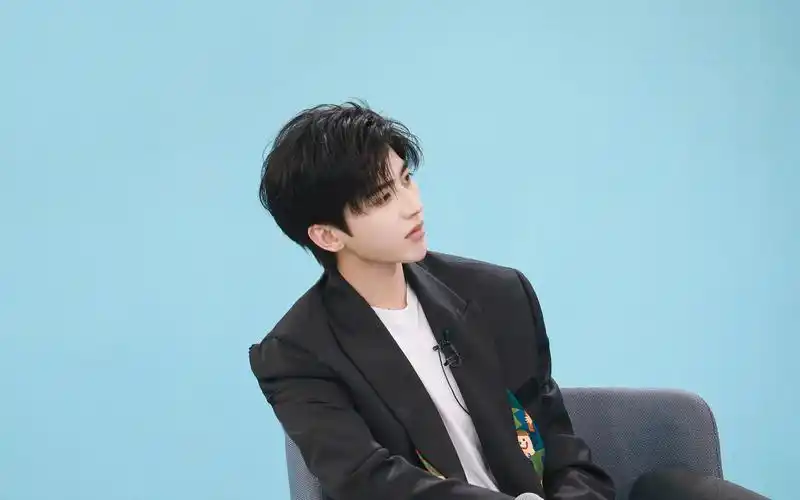 蔡徐坤时尚帅气黑色西装诱人写真