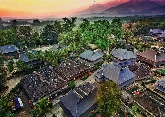 傣族竹楼是中国傣族的一种典型的民居建筑,属于干栏式建筑的一种,主要