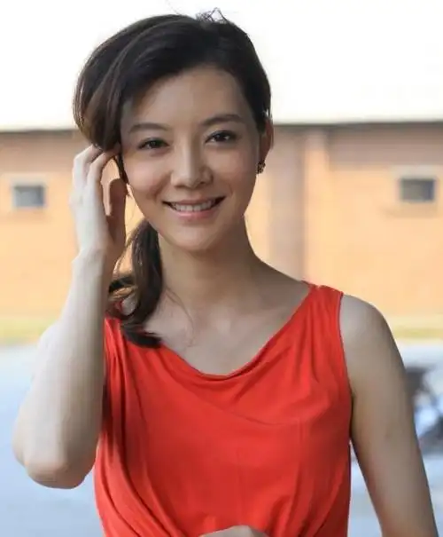 车晓:离婚10年,前夫被悬赏2100万,她当年有没有拿3亿分手费?