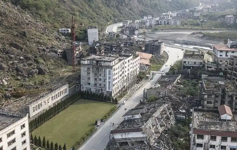 航拍北川地震遗址 北川中学仅剩旗杆