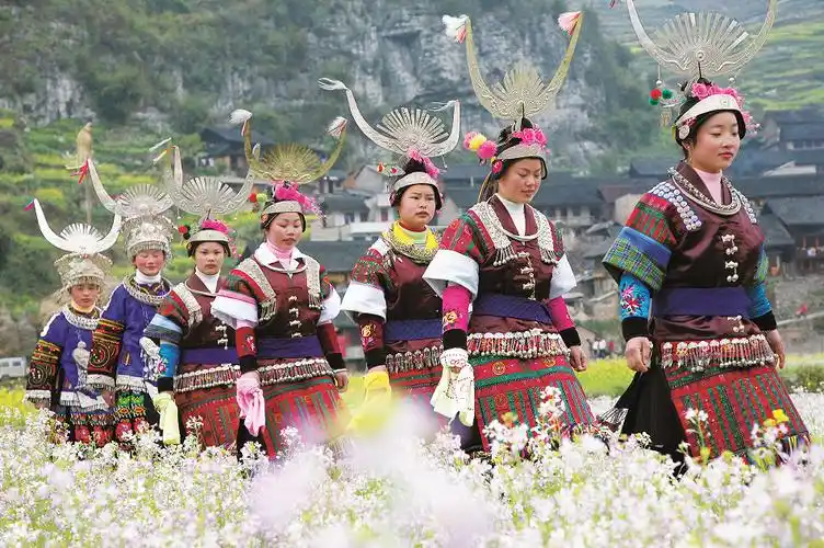 我的位置:>首页>贵州>正文>凯里舟溪式(苗族)男子上衣为立领紧身对襟