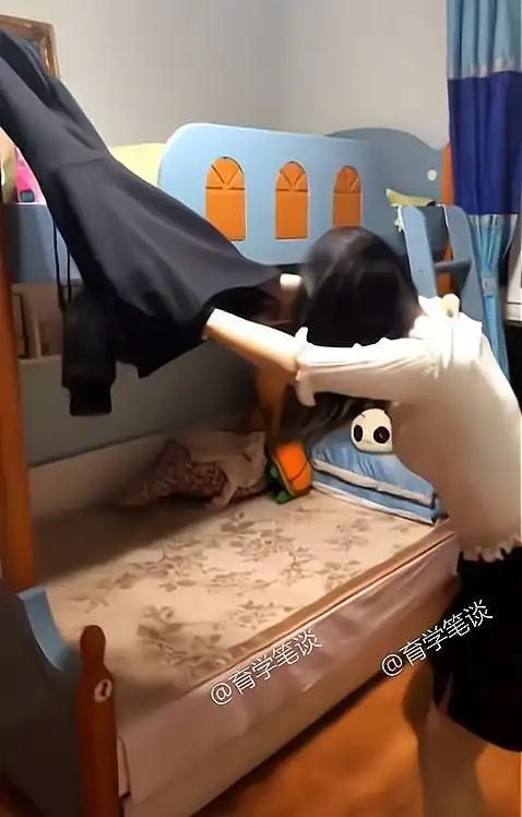 大学女生宿舍快乐多表演快速脱衣绝技室友笑开花