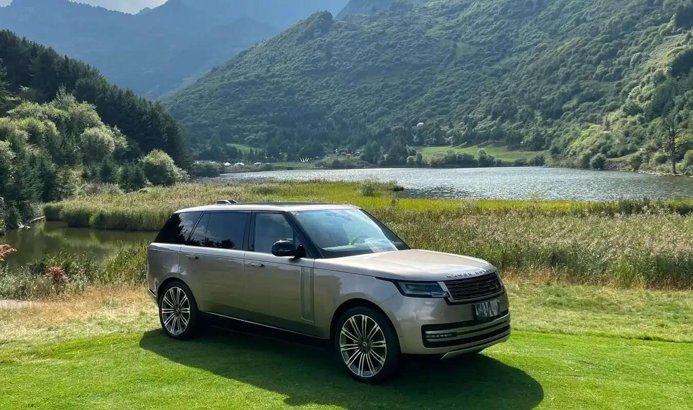 试驾147万的新款揽胜加长版,三排空间充足,乘坐舒适感上乘!