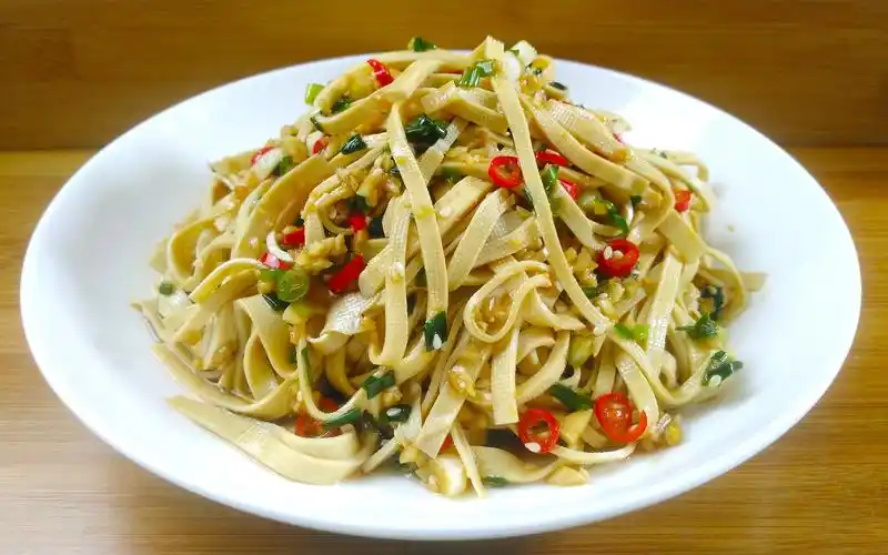 饭店的凉拌豆腐皮为啥那么好吃?原来做法这么简单,上桌就光盘