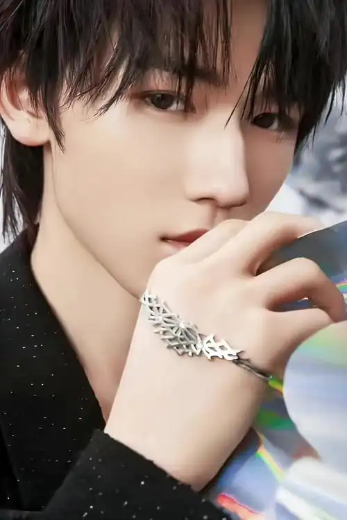 身为宋亚轩粉丝最大的烦恼就是宋亚轩帅照太多 手机内存不够 |宋亚轩