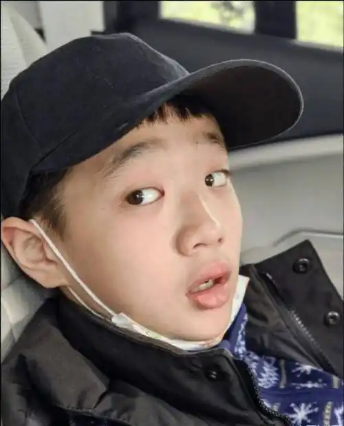 杨阳洋从小到大,感觉像爸爸多一些,但长大后近距离看,还真的越来越像