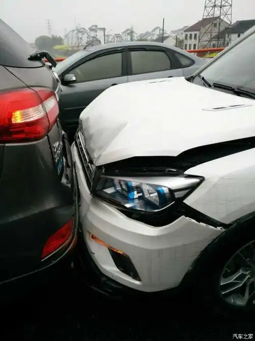 无锡cs75车友会小7追尾江铃驭胜s350雨天注意