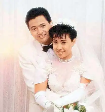 周润发的妻子陈荟莲,身处豪门却非常节俭,年轻时也是美女一枚