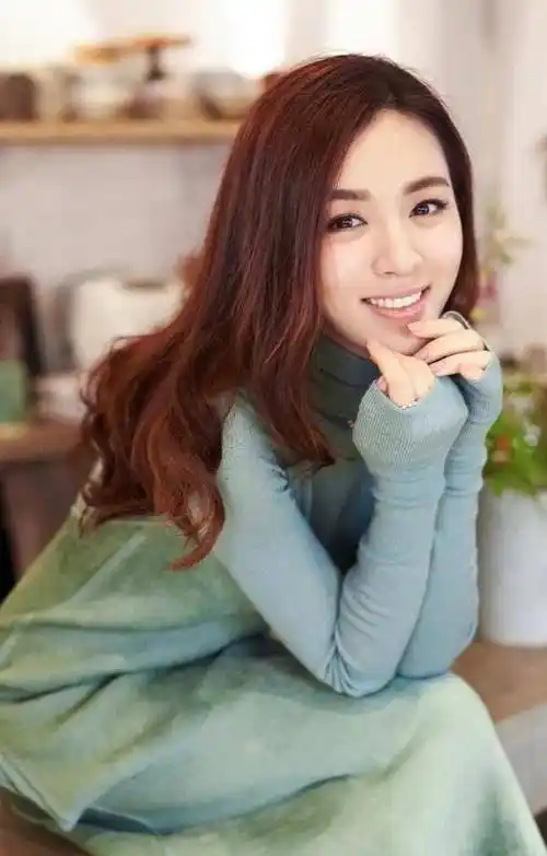 王晓晨:被传与胡歌隐婚,为拍戏差点瘫痪,34岁未婚依旧时尚犹存_舞蹈