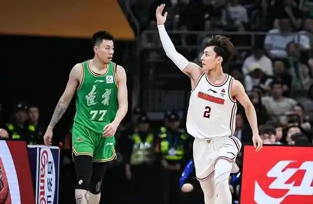 徐杰一家全家福曝光,弟弟身高竟高过徐杰,农村3层大别墅很气派