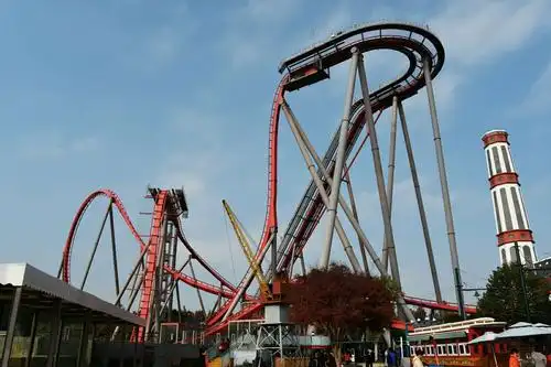 绝顶雄风又名跌落式过山车,是中国目前最高的过山车.