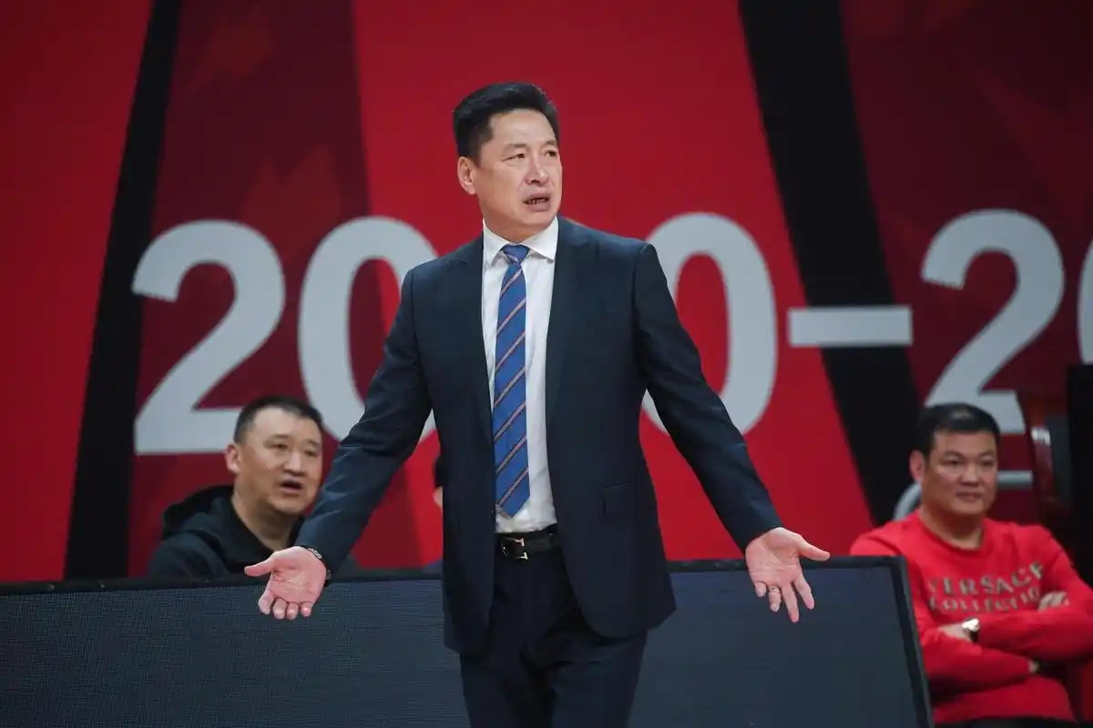 李春江下课后首次现身!不怒反笑,脸上表情出卖了他,换帅换对了