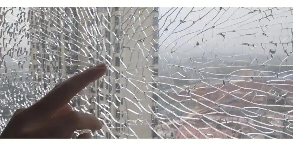 钢化玻璃自爆还是人为