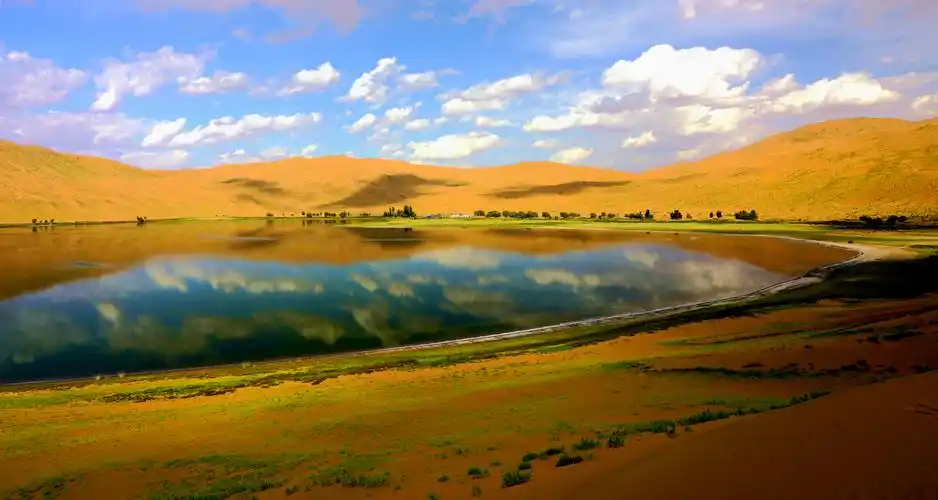 内蒙巴丹吉林沙漠