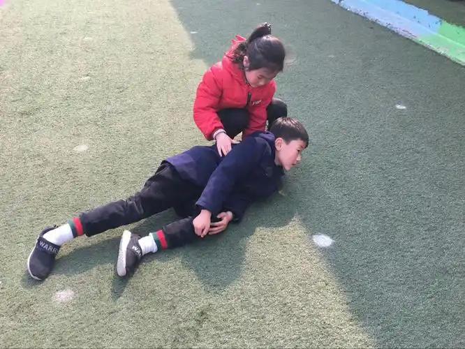 帮助小朋友:小朋友摔倒了把他扶起来!