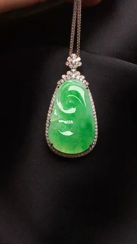 18k金钻石镶嵌冰种飘绿如意吊坠