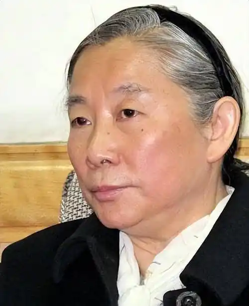 张清林则在厂职工医院当外科医生.