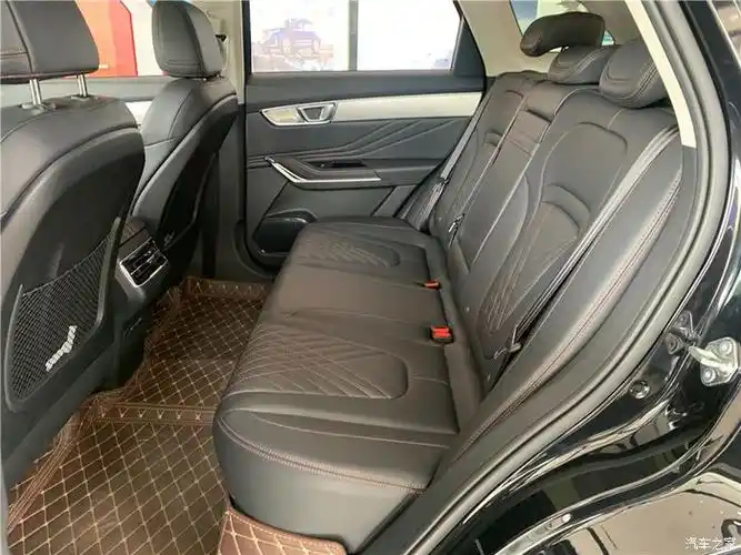 奔腾t99的后排空间非常宽敞,这得益于其轴距达到了2870mm的缘故.