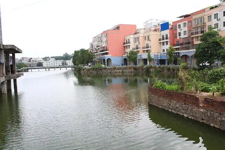 平南东湖的水黑,臭,私人承包养鱼污染由谁来承担?