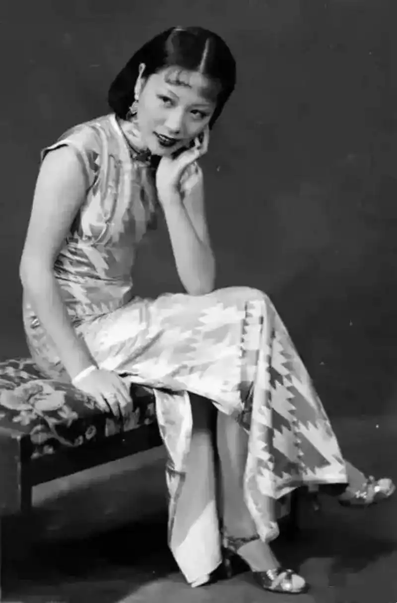 民国青楼女子,身穿艳丽旗袍,绰约风姿,妩媚动人.