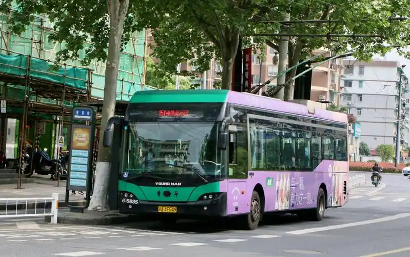 杭州151路青年无轨电车6-5835(原k155杭州爱情巴士配车)在雄镇楼终点