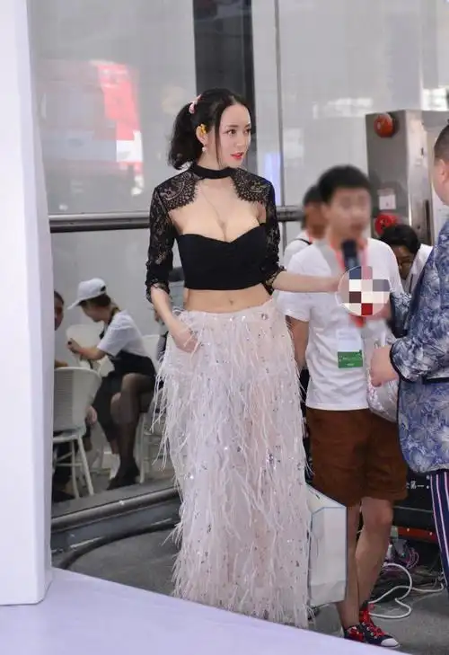 性感女神潘春春到底有多撩人看到活动照后网友谁顶得住