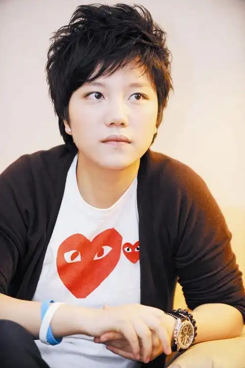 "快女"五强齐聚厦门 李霄云大赞馅饼好吃