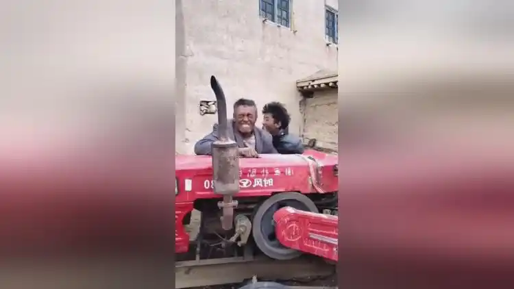 父子俩手摇拖拉机,这节奏感,像极了迪斯科的旋律