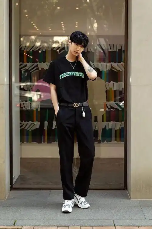 黑t恤搭配什么裤子(黑色t恤搭配黑色裤子技巧)_快乐赚