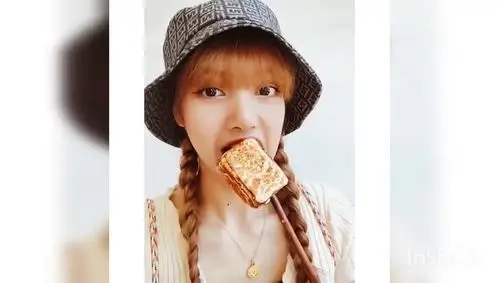 来看看#blackpink# - #lisa#吃东西~可爱不. 来自韩国整形攻略 - 微博