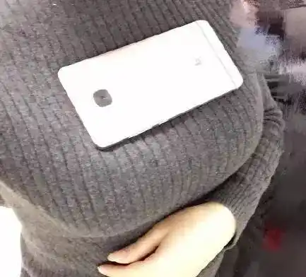 胸上放手机"爆红朋友圈!