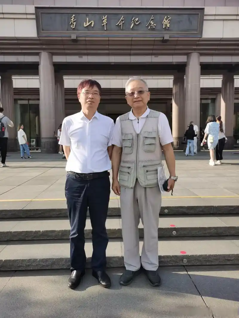 重走进京赶考之路#和强渡大渡河的勇士队长孙继先之子孙东宁合影  在