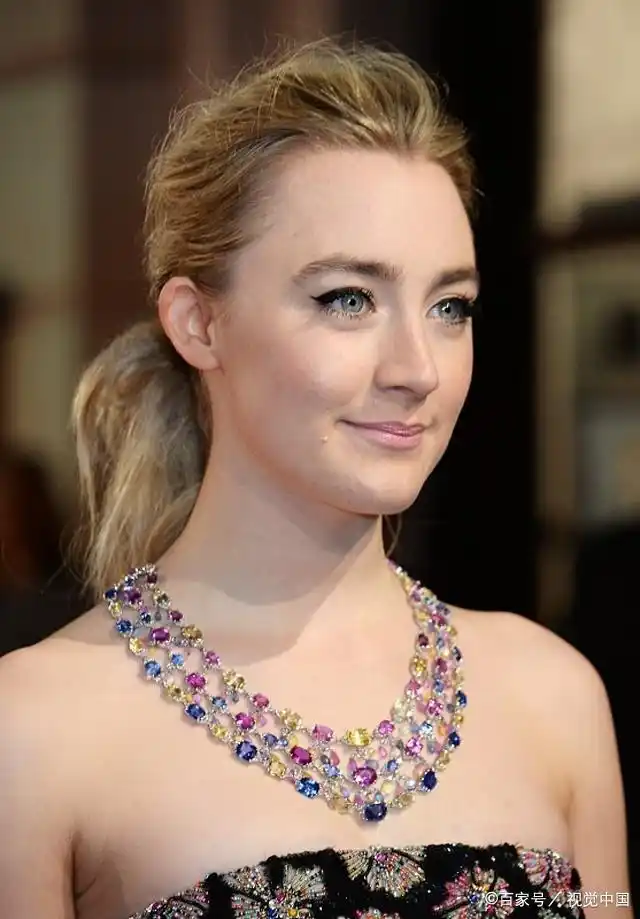 西尔莎·罗南现身机场,素颜朝天穿着随意毫无明星架子