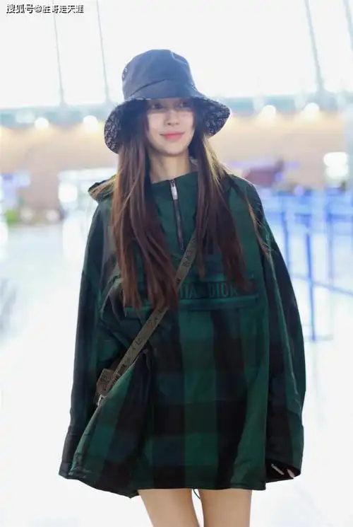 原创30岁杨颖身材真好!穿反季节冲锋衣玩下衣失踪,大秀美腿造型swag