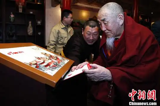 1月6日,北京雍和宫名誉住持嘉木扬·图布丹(右)为60000个兔年雍和宫