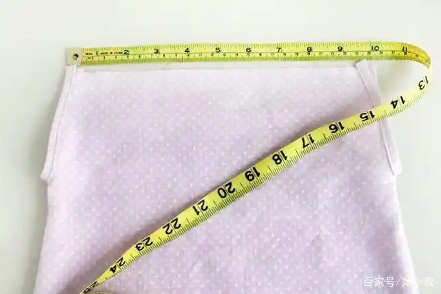 2,现在,要做上部的褶皱,测量顶部,然后每一侧都在8厘米.